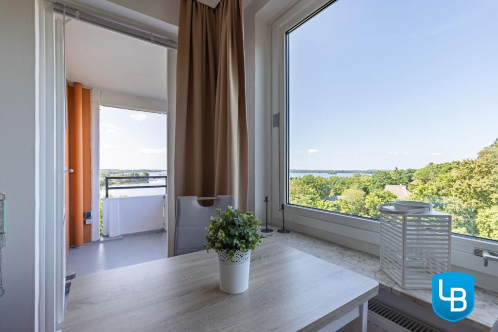 Stilvolle möblierte 2,5-Zimmer-Mietwohnung mit Balkon und Seeblick in Plön - Foto 2
