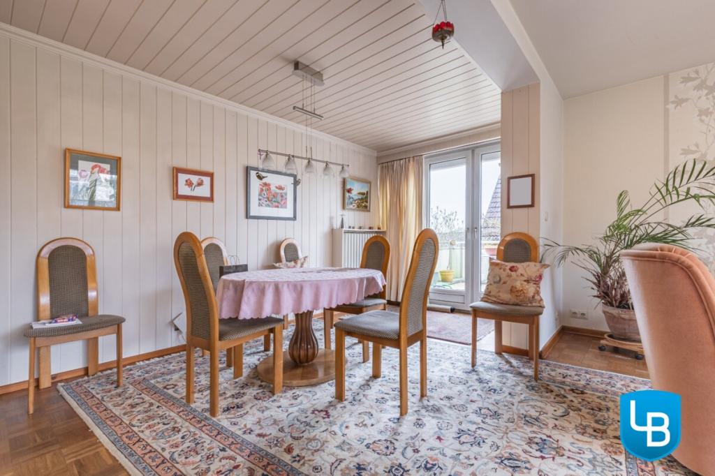 Essbereich mit Zugang zur Terrasse 