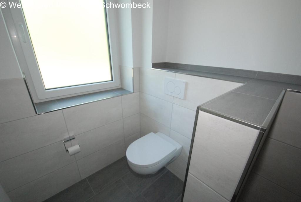 separierte Toilette im Bad