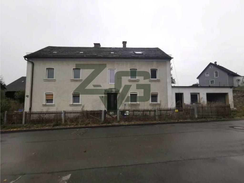 Einfamilienhaus mit Anbau und Garage - ein Fall für den Heimwerker!