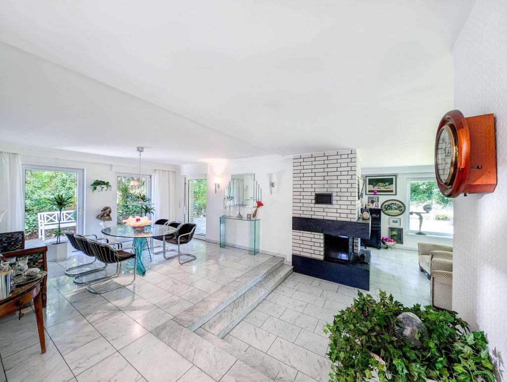 Blick ins Esszimmer und Wohnzimmer-ja_web