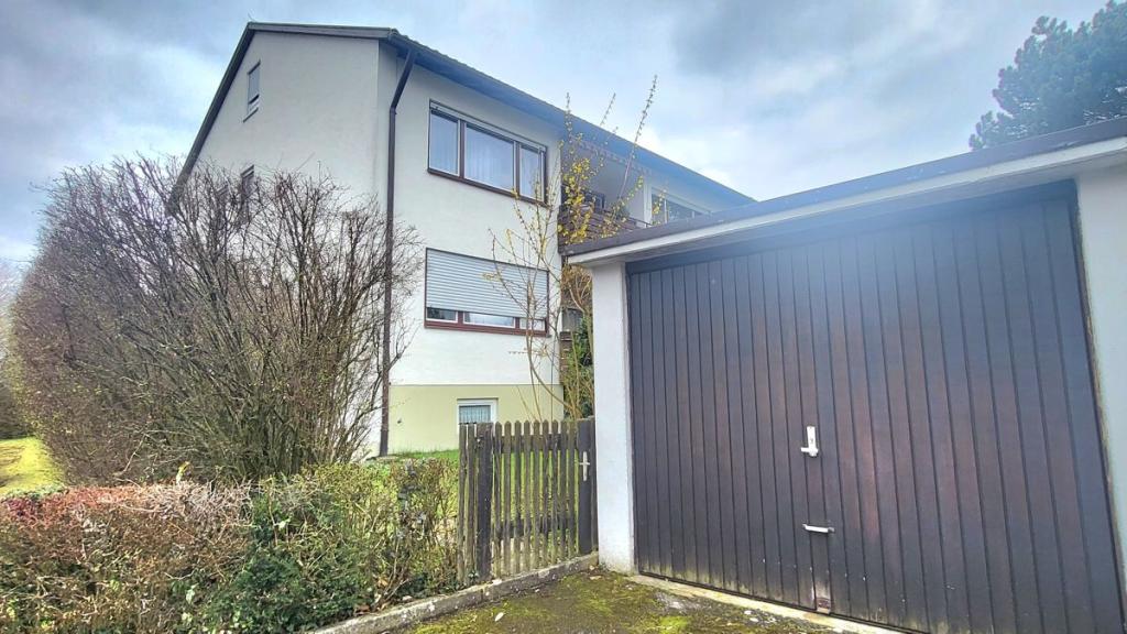 Ansicht mit Garage