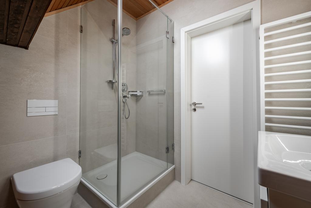 Das Badezimmer im Obergeschoss