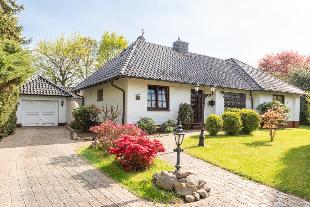 Die Vorderansicht mit der Garage