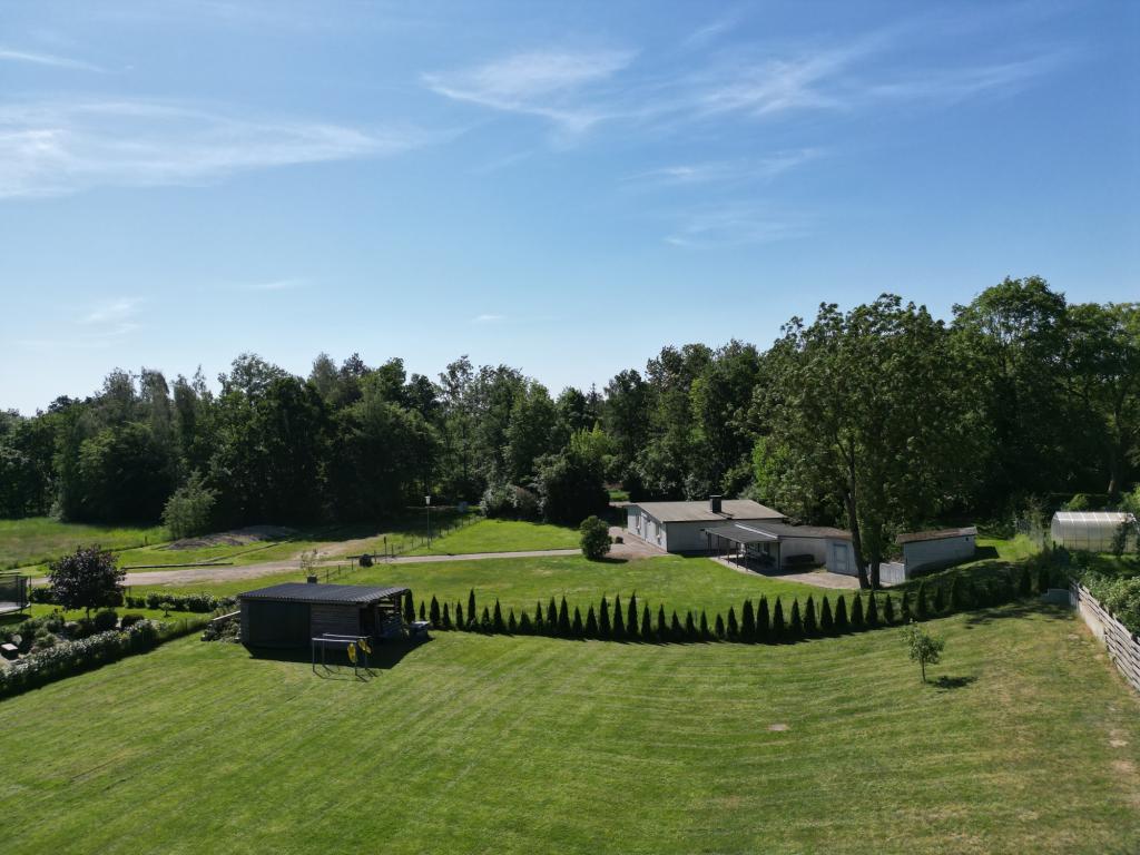 Die Drohnenaufnahme im Garten