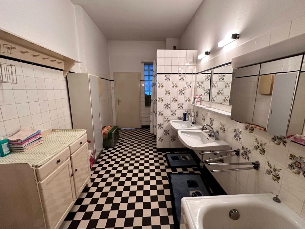 Badezimmer Ansicht 2