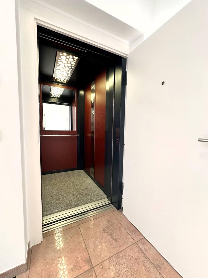 Aufzug mit Wohnungseingangstüre