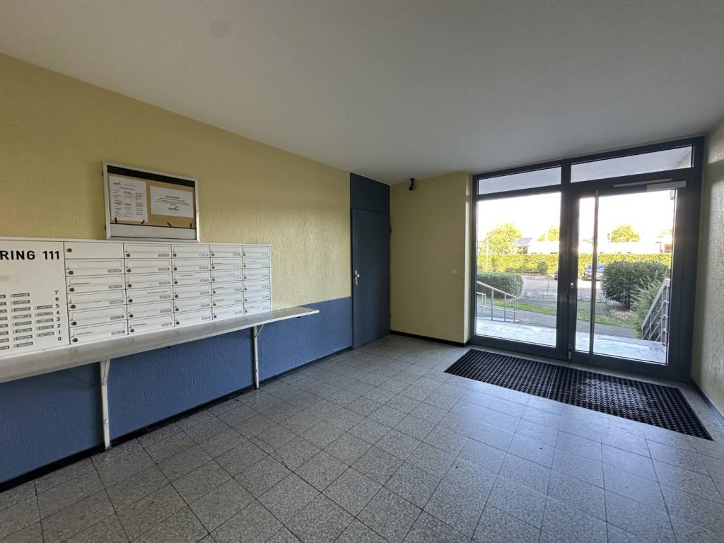 Hauseingang mit Briefkastenanlage