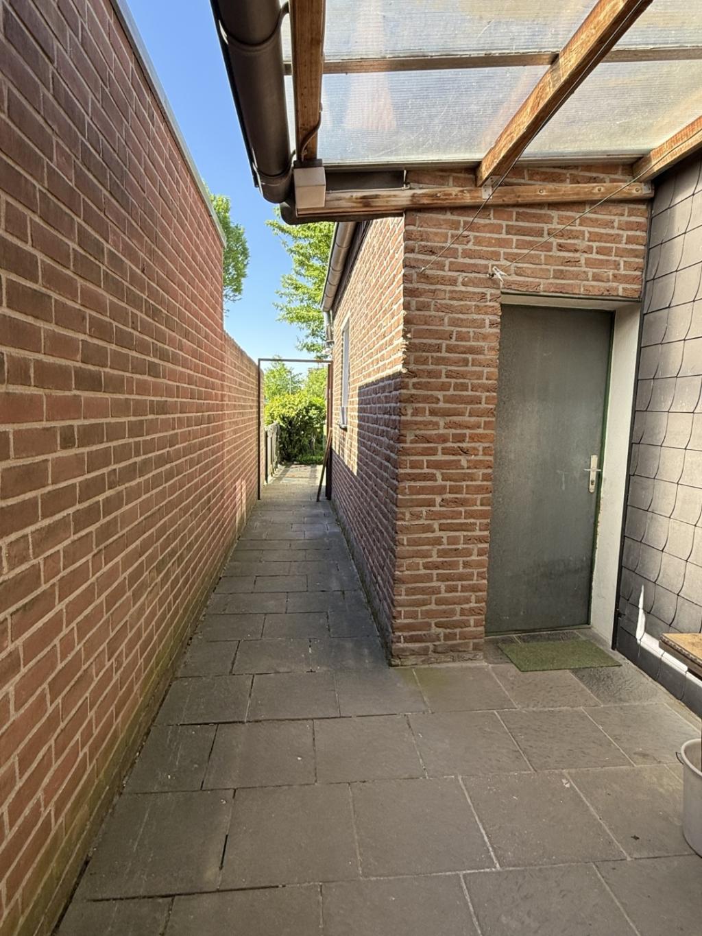 21 Weg zum Garten hinten