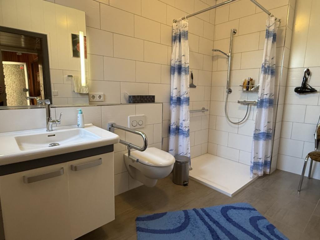 8 Badezimmer Ansicht 1