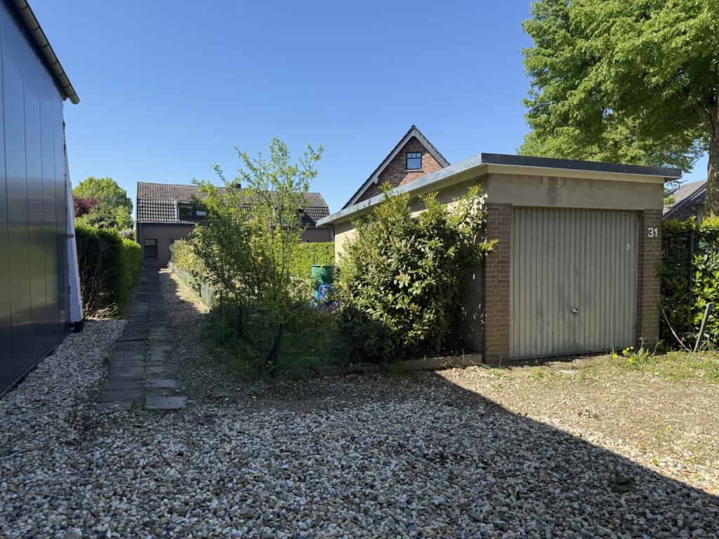 2 Straßenansicht mit Garage