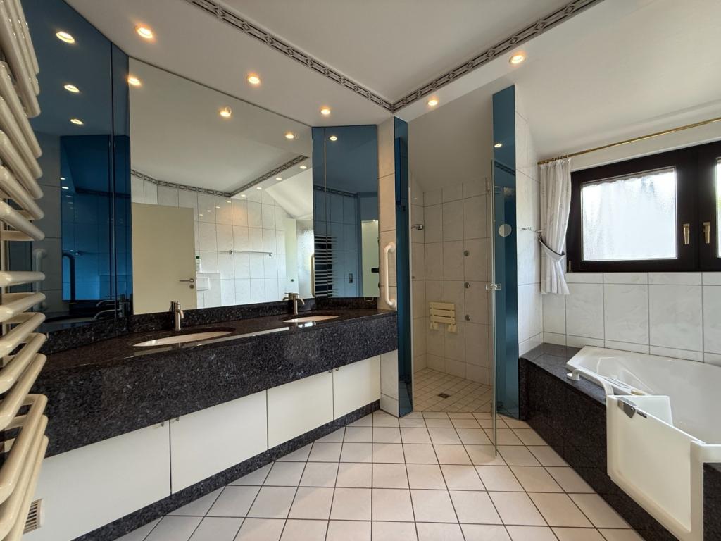 7 Badezimmer Ansicht 1