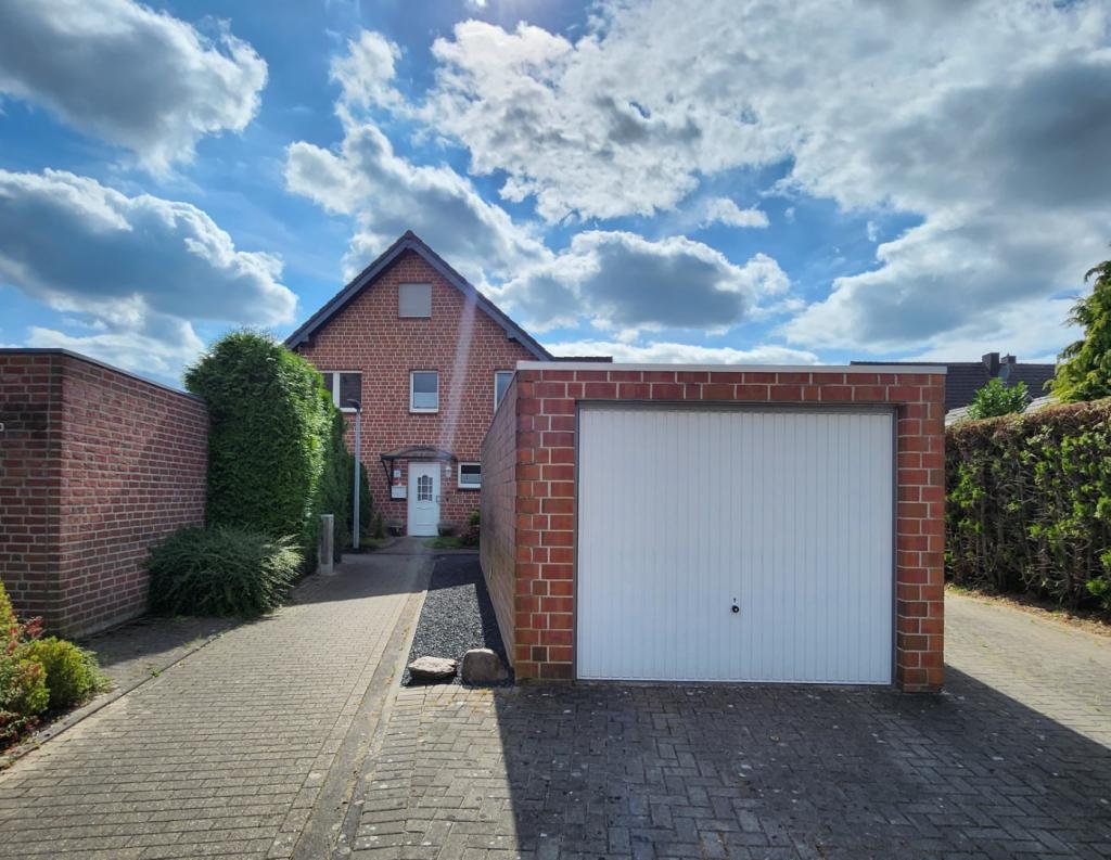 2 Straßenansicht mit Garage
