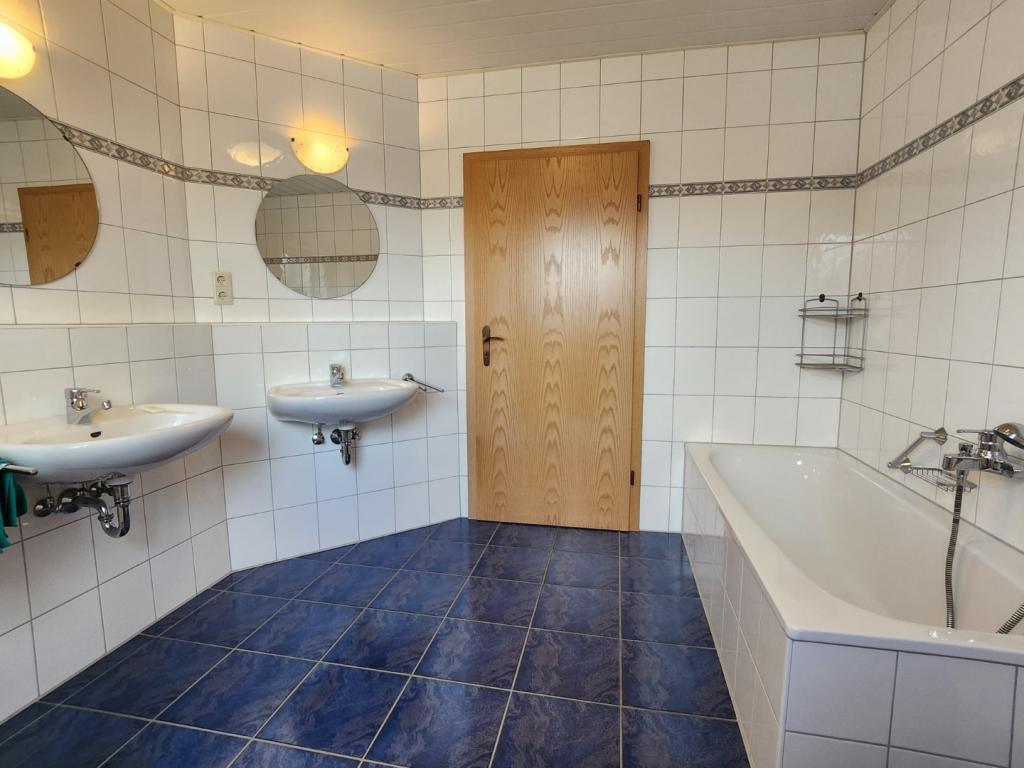 16 Badezimmer Ansicht 2