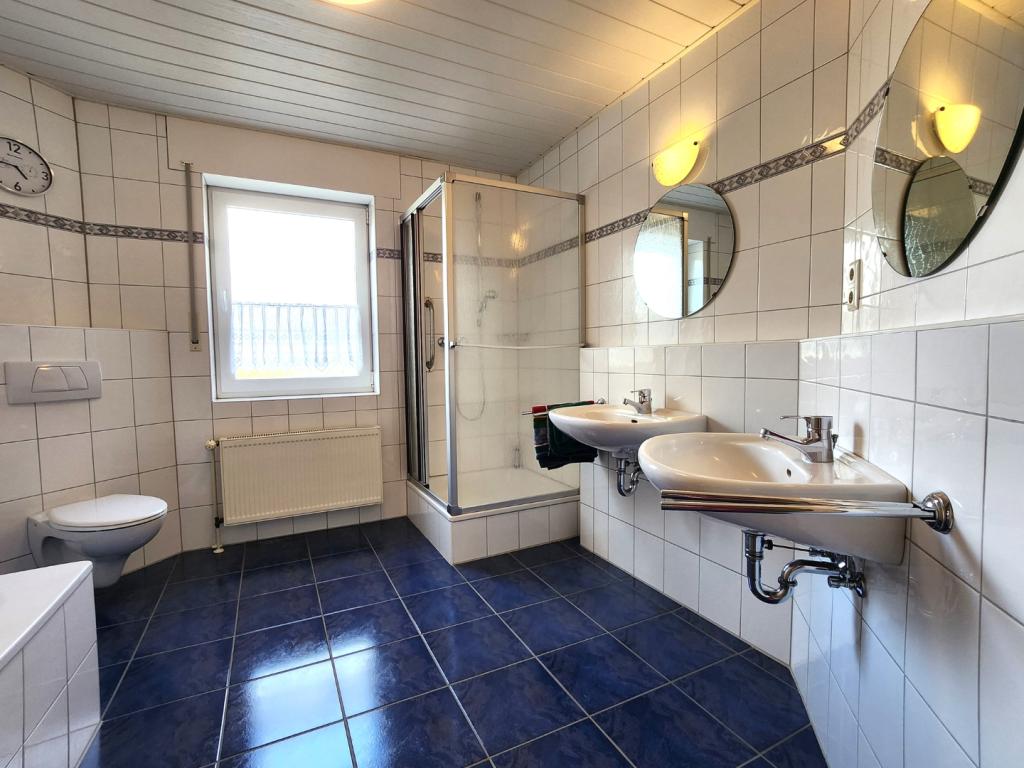 15 Badezimmer Ansicht 1