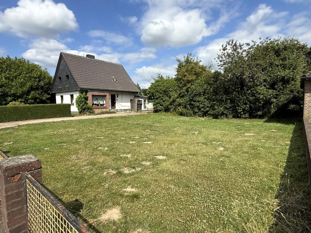 10 Straßenansicht mit Baugrundstück und Haus