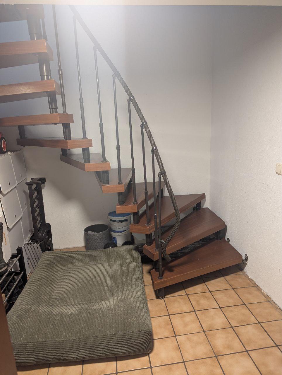 Treppe in den Kellerbereich