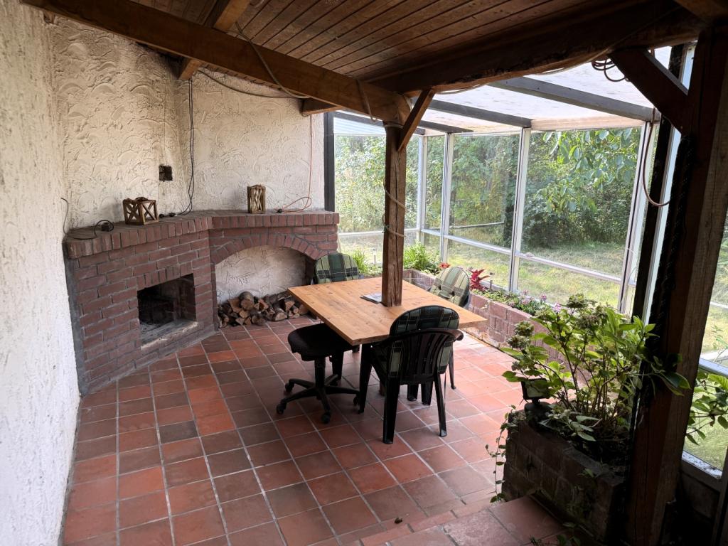 14 überdachte Terrasse mit Kamin