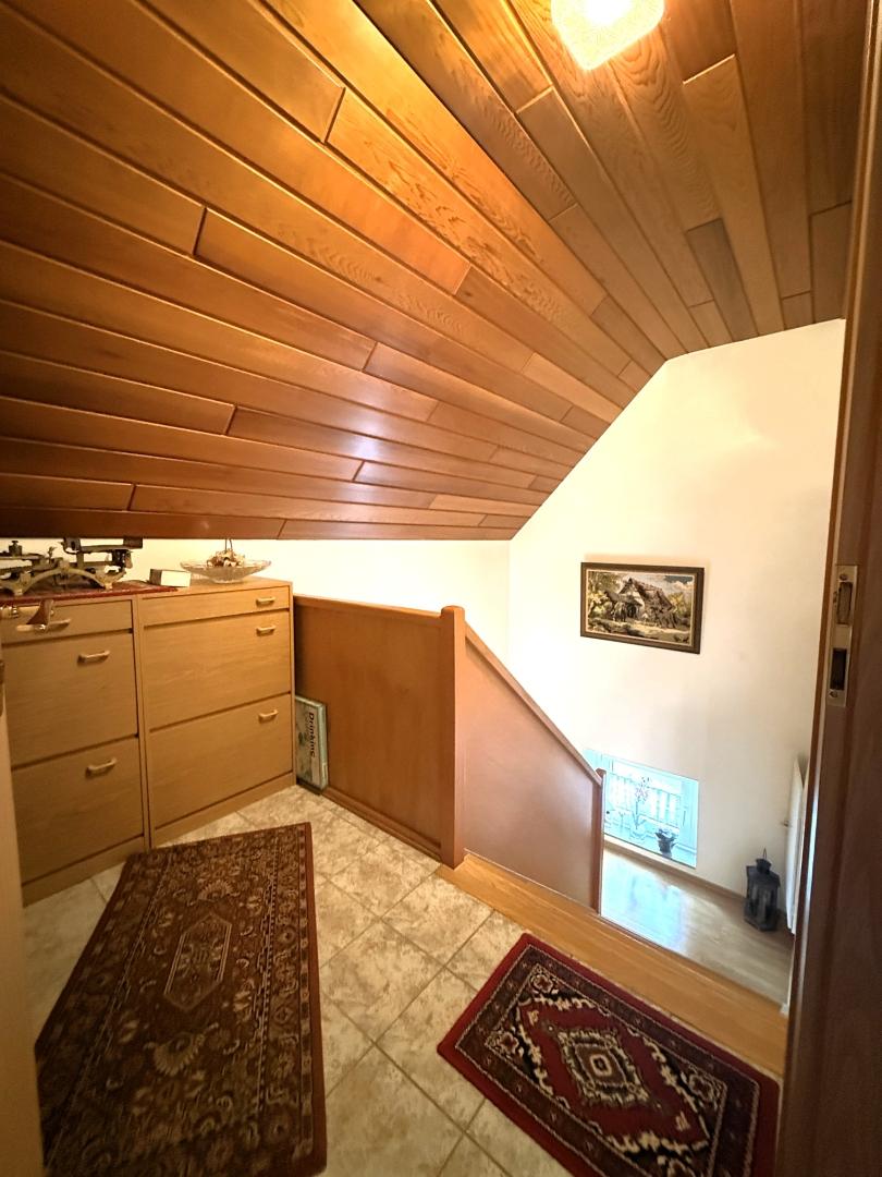 13 Treppenaufgang ins Dachgeschoss