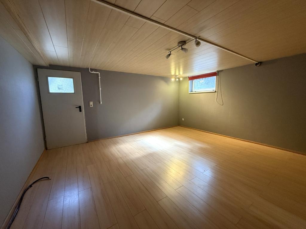 21 Hobbyraum im Keller mit Außentreppe