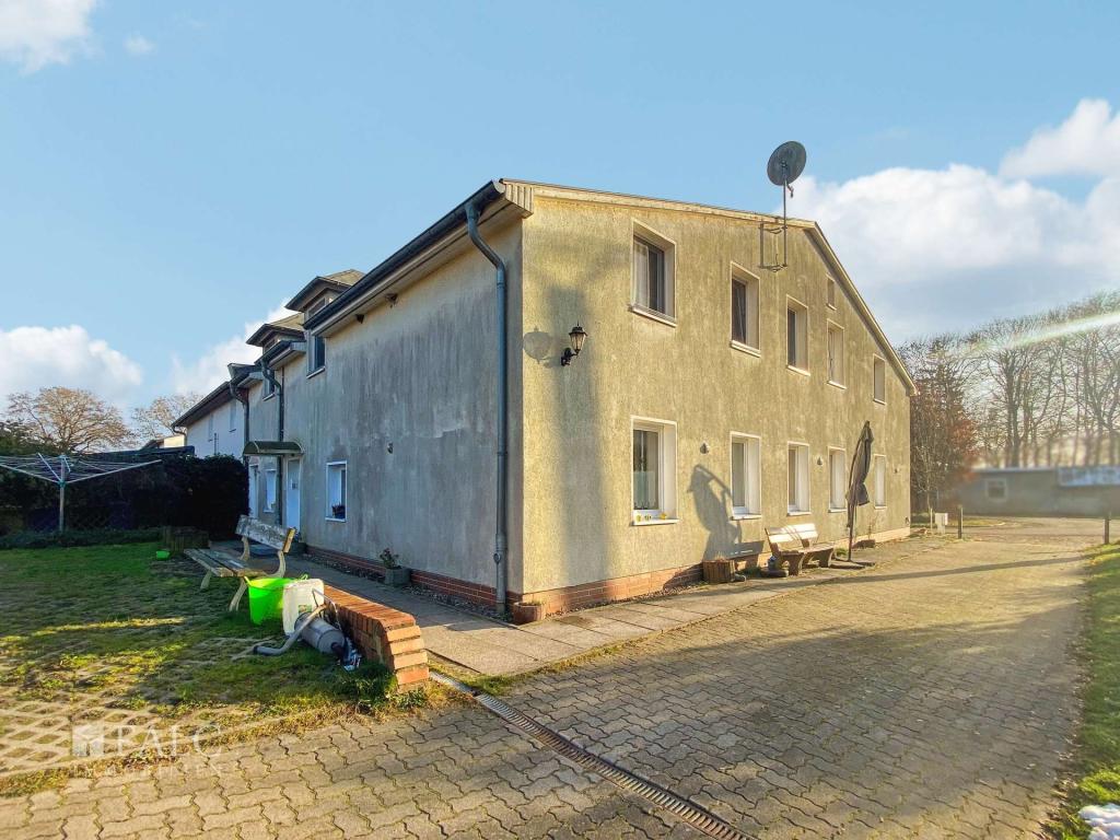 Seitenansicht + Einfahrt