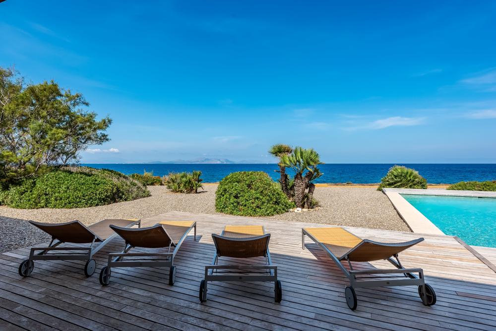 Terrasse mit Blick auf Pool