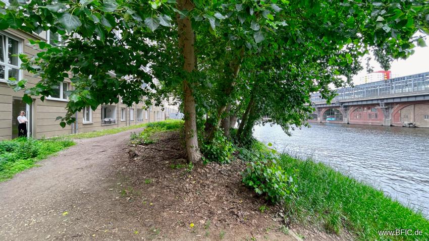Eingang an der Spree