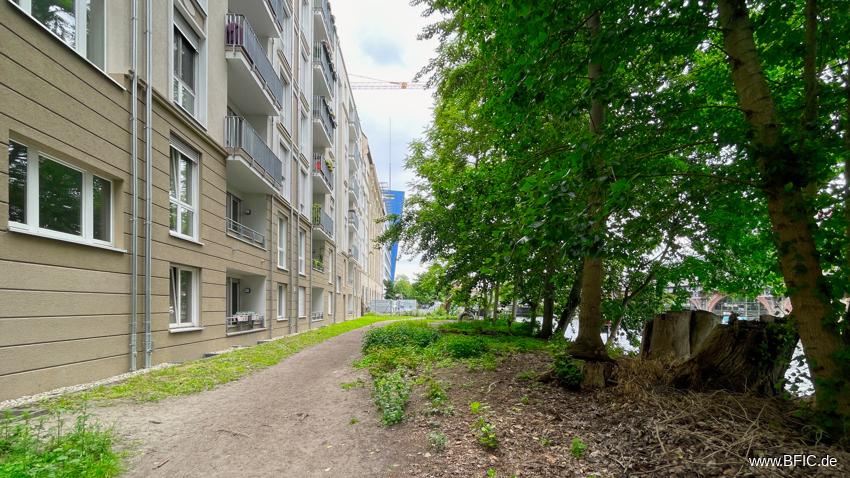 Eingang an der Spree