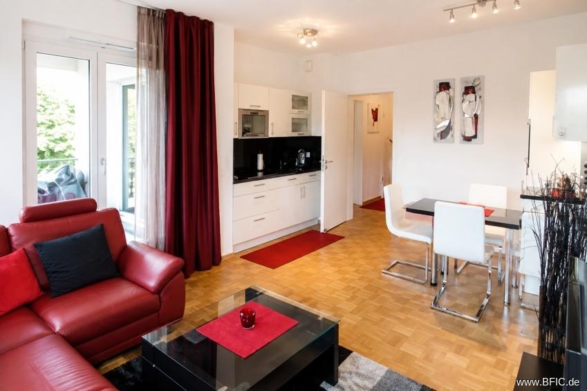 MÖBLIERTE 2-Zimmer-Neubau-Wohnung mit Balkon zu vermieten - Photo 1