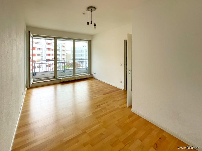 ruhig, zentral: 2-Zi.-Whg mit Balkon im 6. OG, ab November auf 2 Jahre befristet - Photo 2