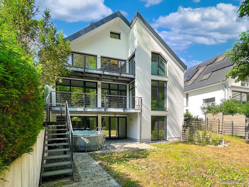 Hausansicht Hanggrundstück