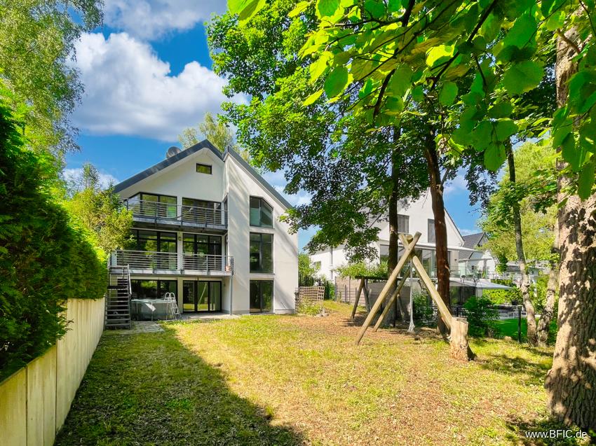 Hausansicht Hanggrundstück