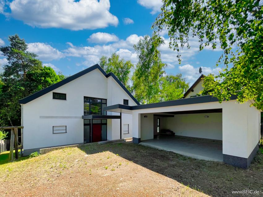 Straßenansicht, Garage und Haus