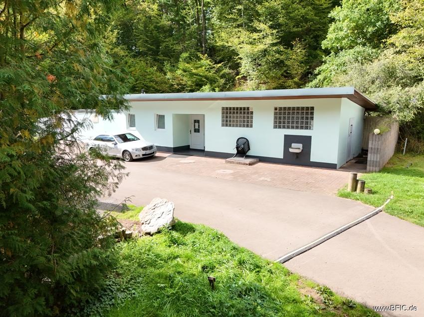 Sanitärgebäude und Garage