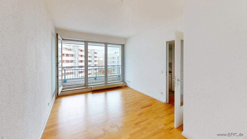 Berlin for 2 years: quiet, central 2 rooms, 6th floor balcony, kitchen, bathroom, start November - Photo 1