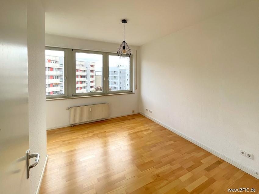Berlin for 2 years: quiet, central 2 rooms, 6th floor balcony, kitchen, bathroom, start November - Photo 3