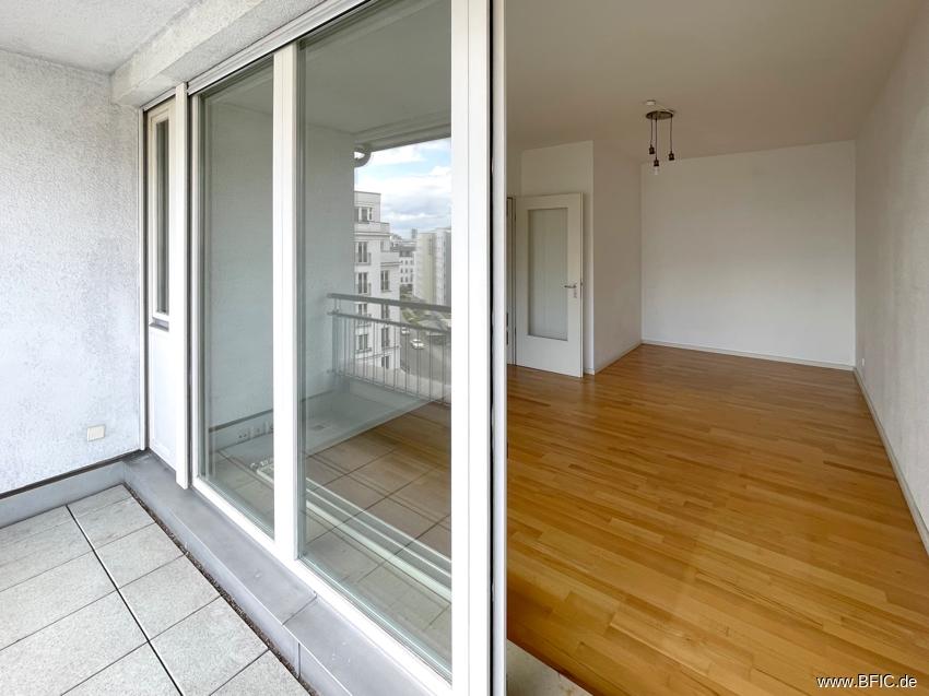 Berlin for 2 years: quiet, central 2 rooms, 6th floor balcony, kitchen, bathroom, start November - Photo 2
