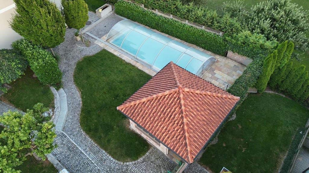 Pool mit Pavillion