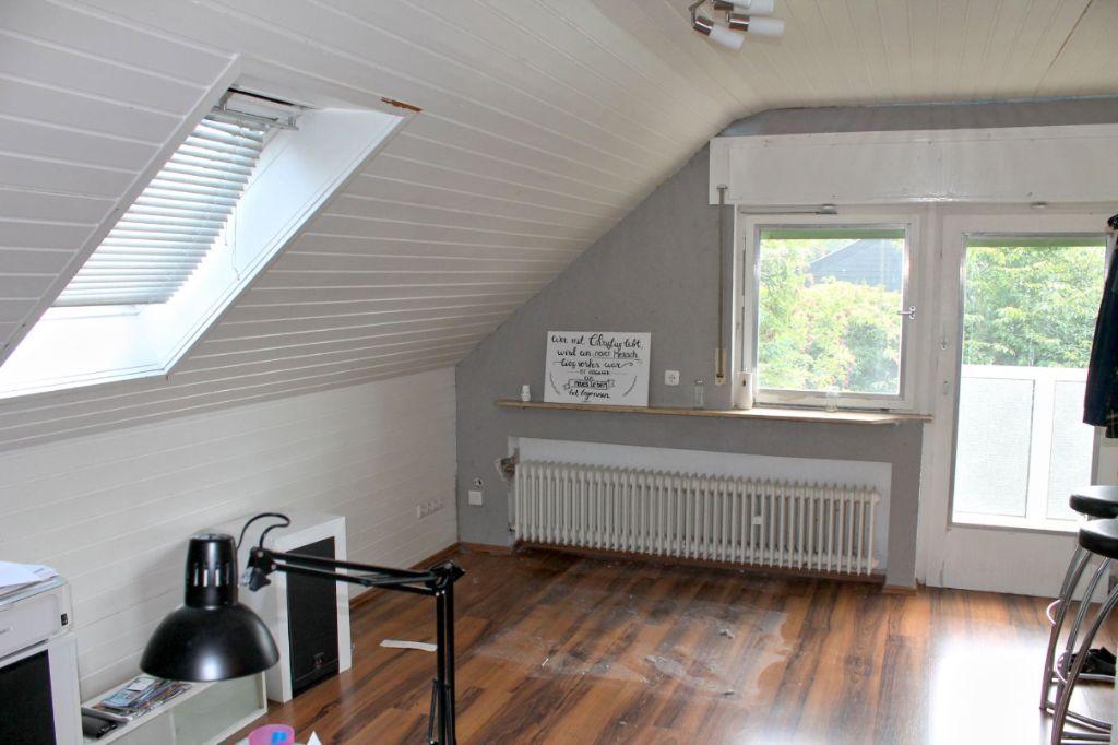 eines der Zimmer im Dachgeschoss