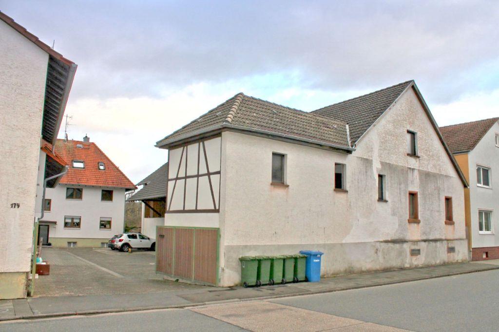 Einfahrt und Nebengebäude