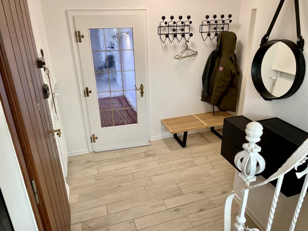 EG Blick von der Treppe auf die Diele