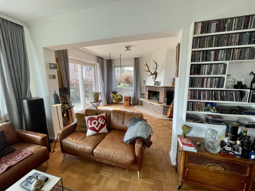 EG Wohnzimmer mit Blick in die Kaminecke