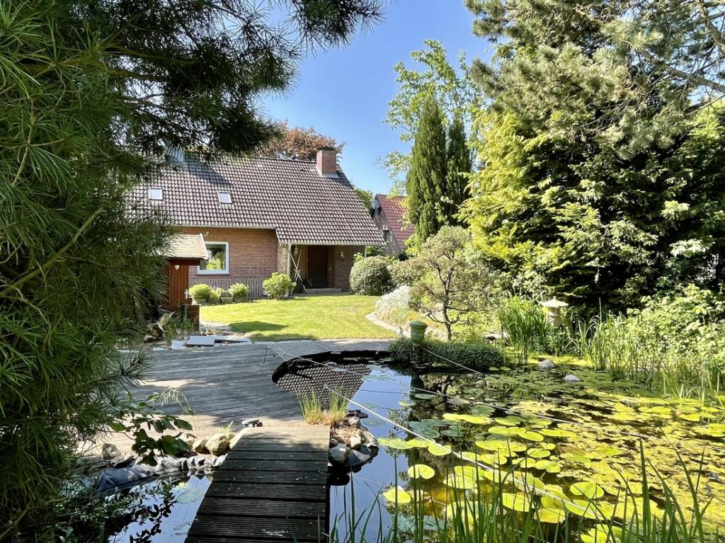 Blick vom Garten auf den Hauseingang