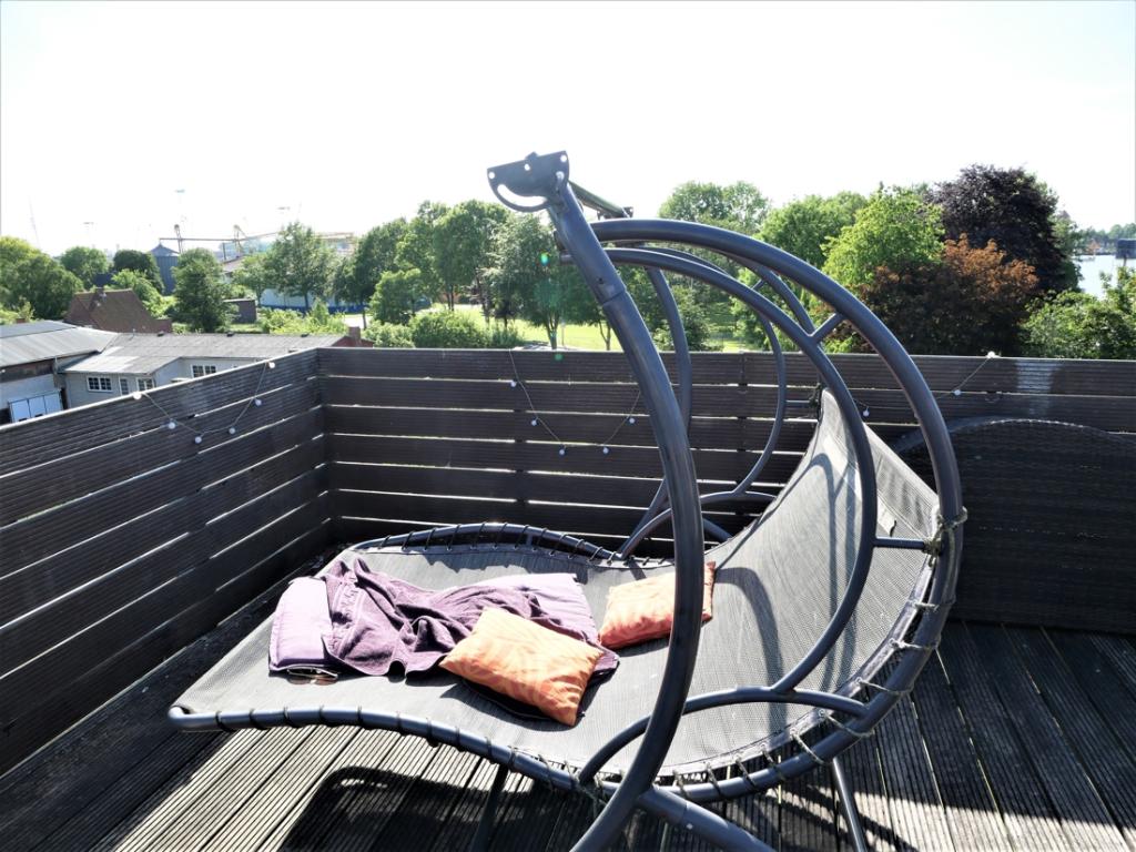 gemütliche Dachterrasse mit Kanal im Hintergrund