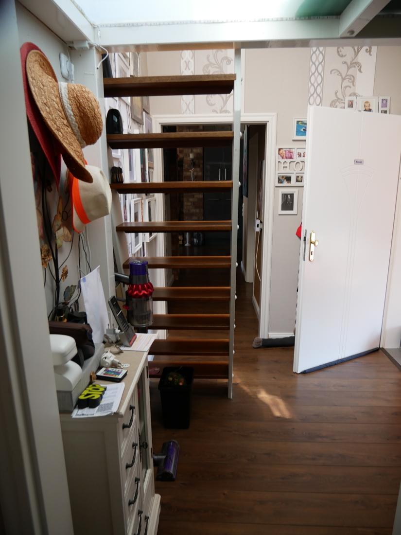 Flur mit Aufgang zur Dachterrasse