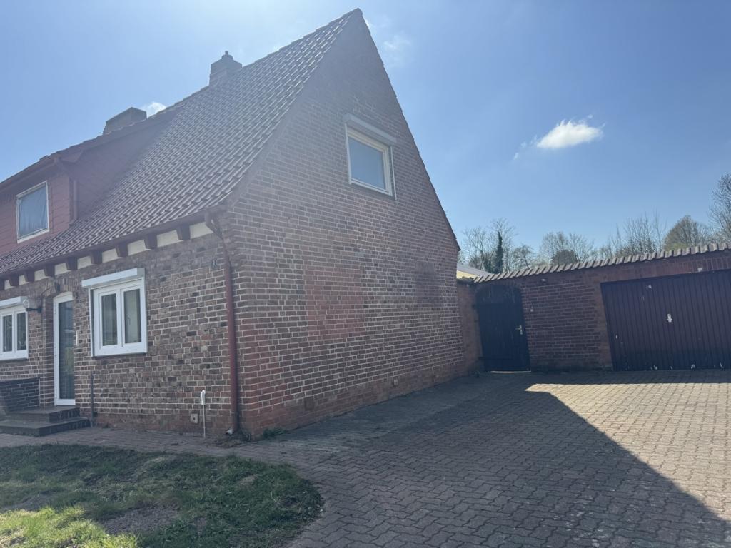 Ansicht von der Straße auf Garage und Haus