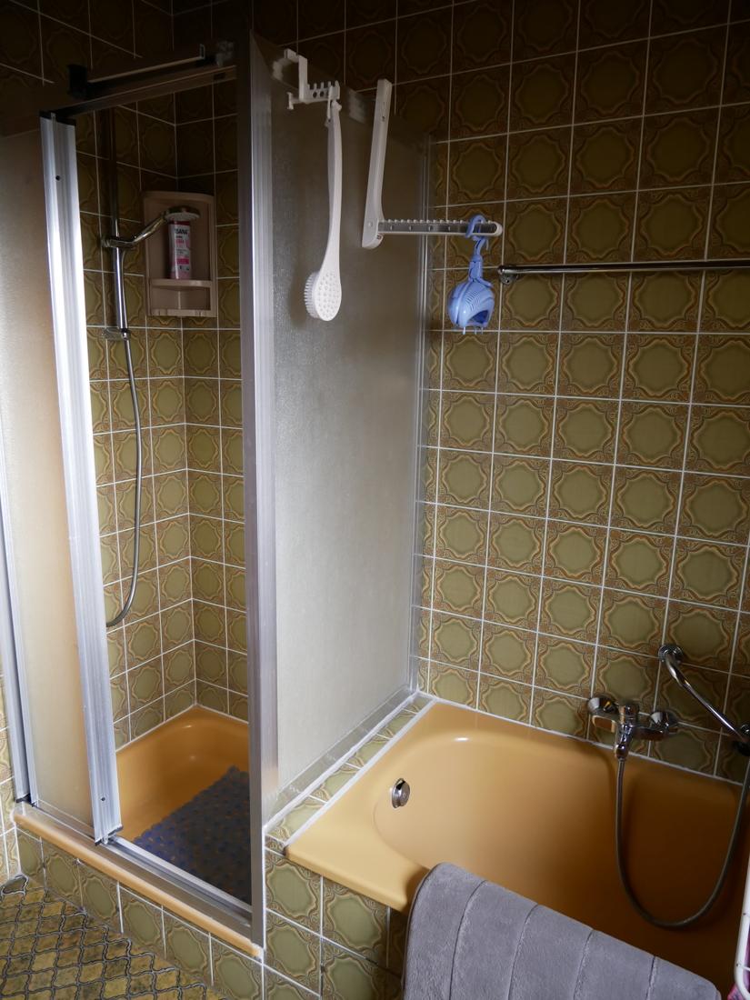 Bad mit Wanne + Dusche