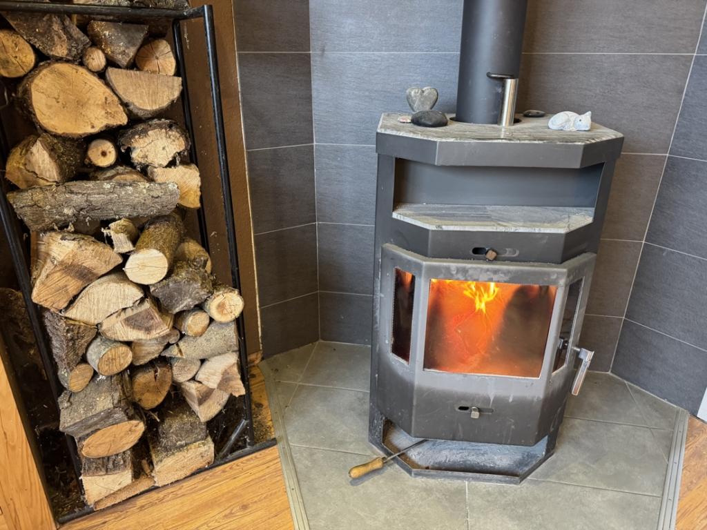 Holzofen im Wohnzimmer