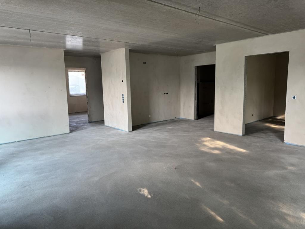 offener Wohnbereich mit Blick zur Wohnküche
