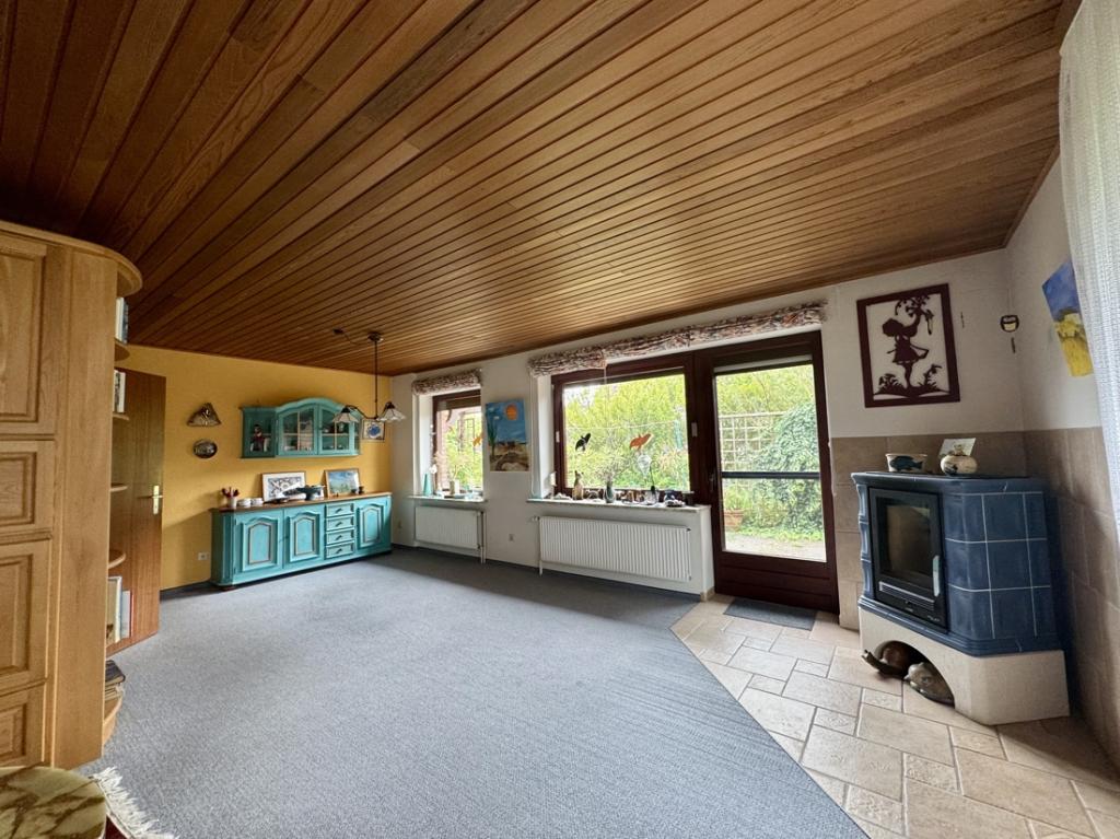 Wohnzimmer mit Blick in den Garten 